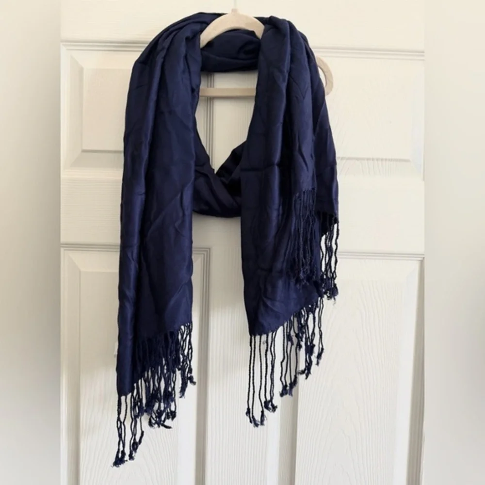 Elegant Navy Blue Scarf NWOT W21 L72